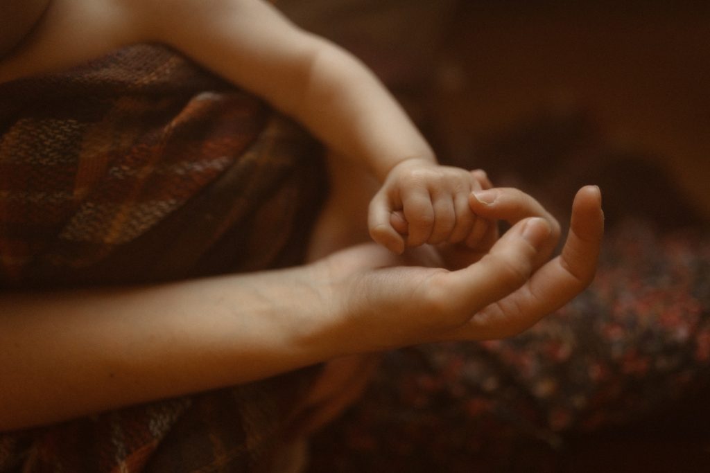 Photographie par Deep. Photo de maternité naturelle, naissance à Quimper
