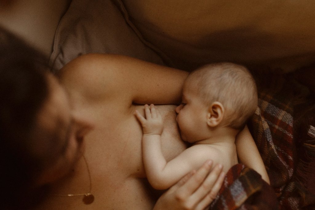 Photographie par Deep. Photo de maternité naturelle, naissance, peau-à-peau à Quimper