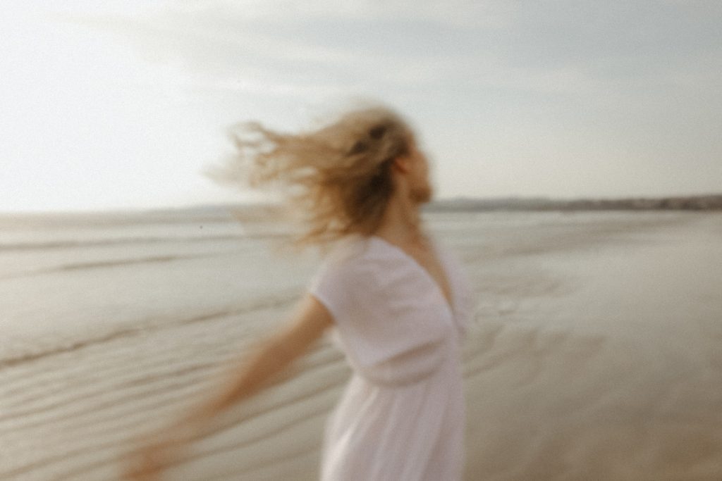 Photographie par Deep. Photo de féminité naturelle à Quimper