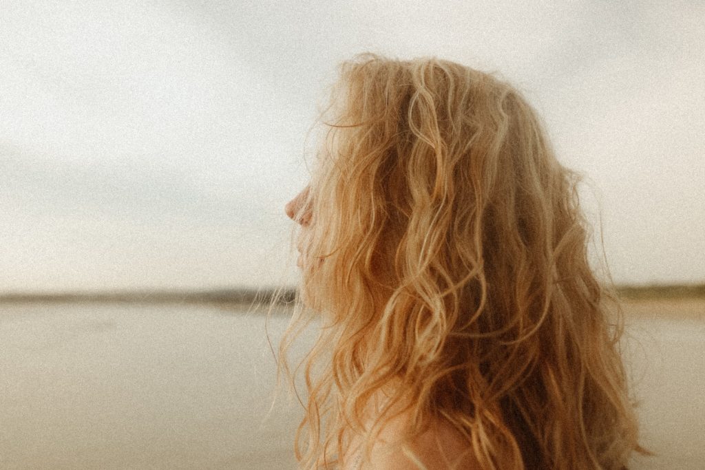 Photographie par Deep. Photo de féminité naturelle à Quimper