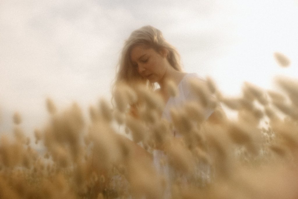 Photographie par Deep. Photo de féminité naturelle à Quimper