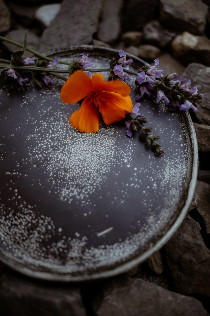 Photographie d'une assiette réalisée par une artisan-potière à Quimper