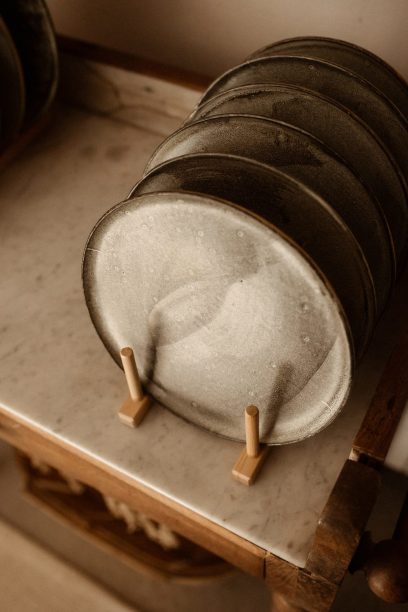 Photographie d'assiettes réalisées par une artisane à Quimper